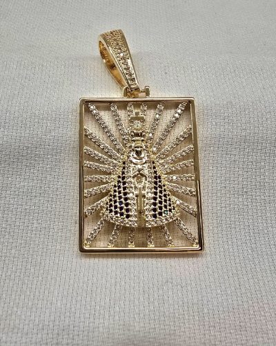Pingente Nossa Senhora Aparecida cravejada banho ouro 18k - 3,5cm quadrado / 2cm fecho